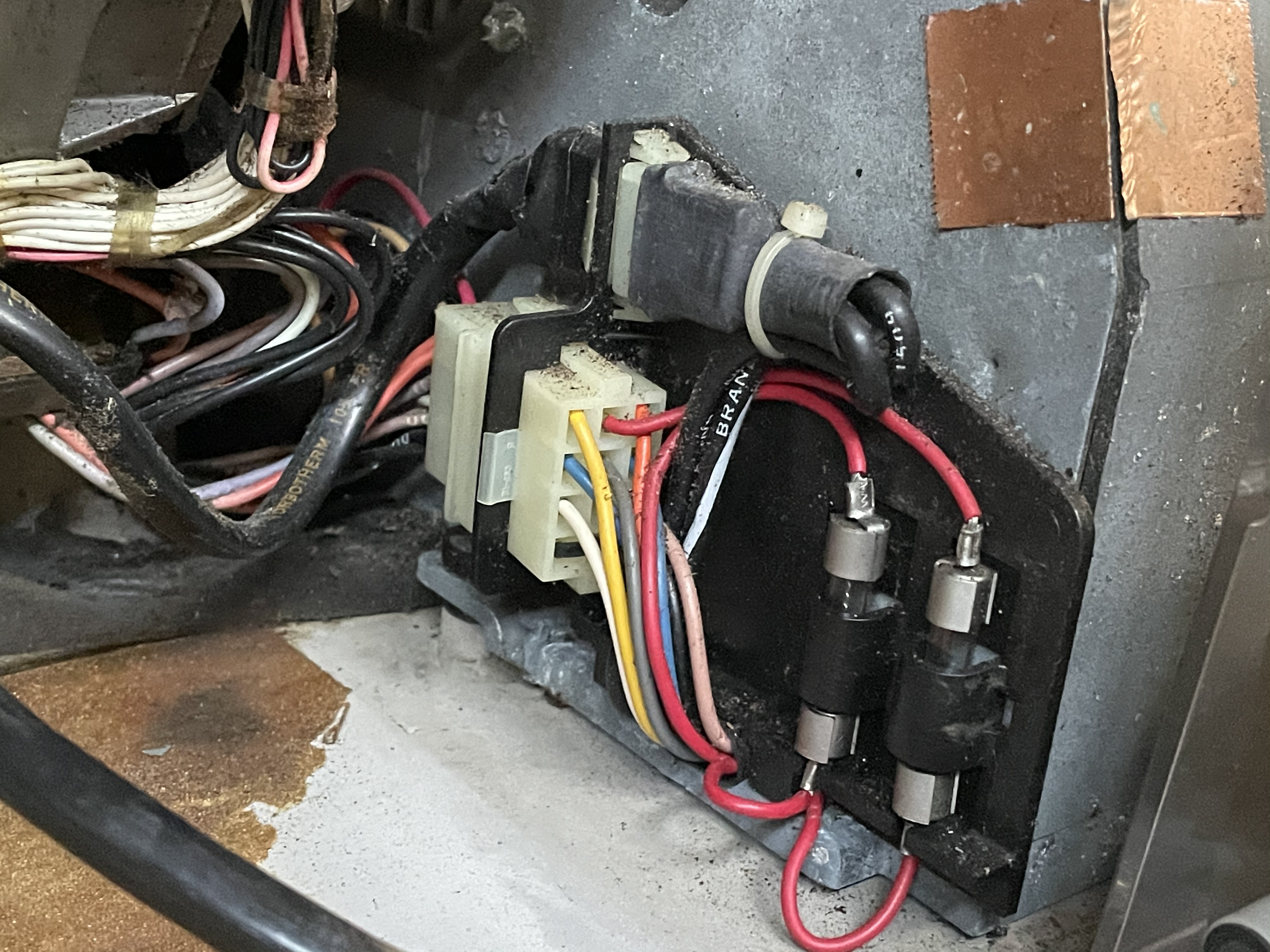 AC and DC connectors and fuses