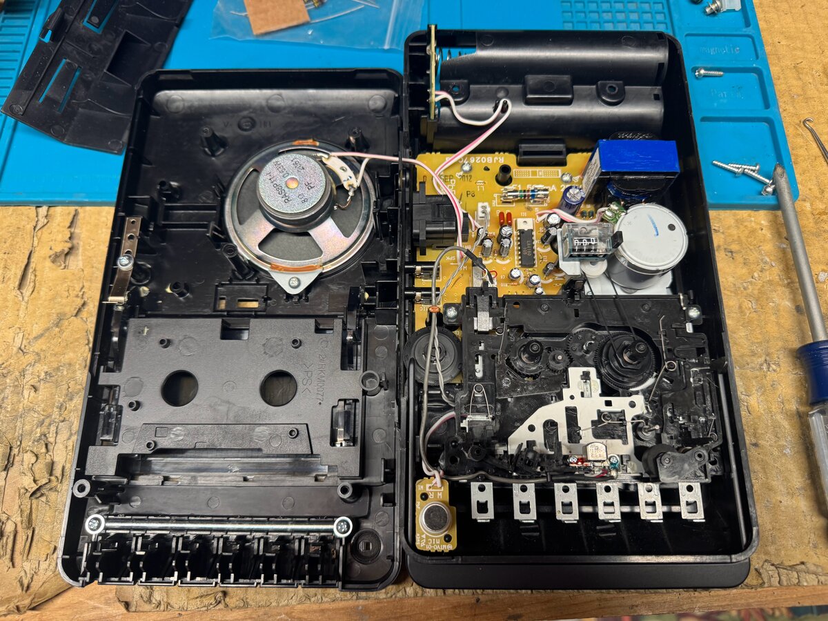 The inside of the Panasonic RQ-2102 tape recorder