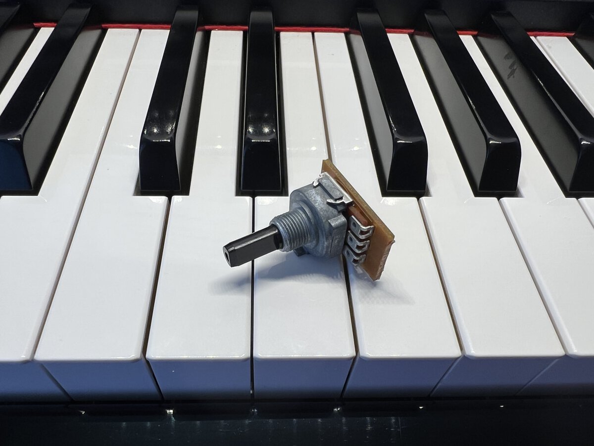 The Clavinova CLP-280PE keyboard with the potentiometer