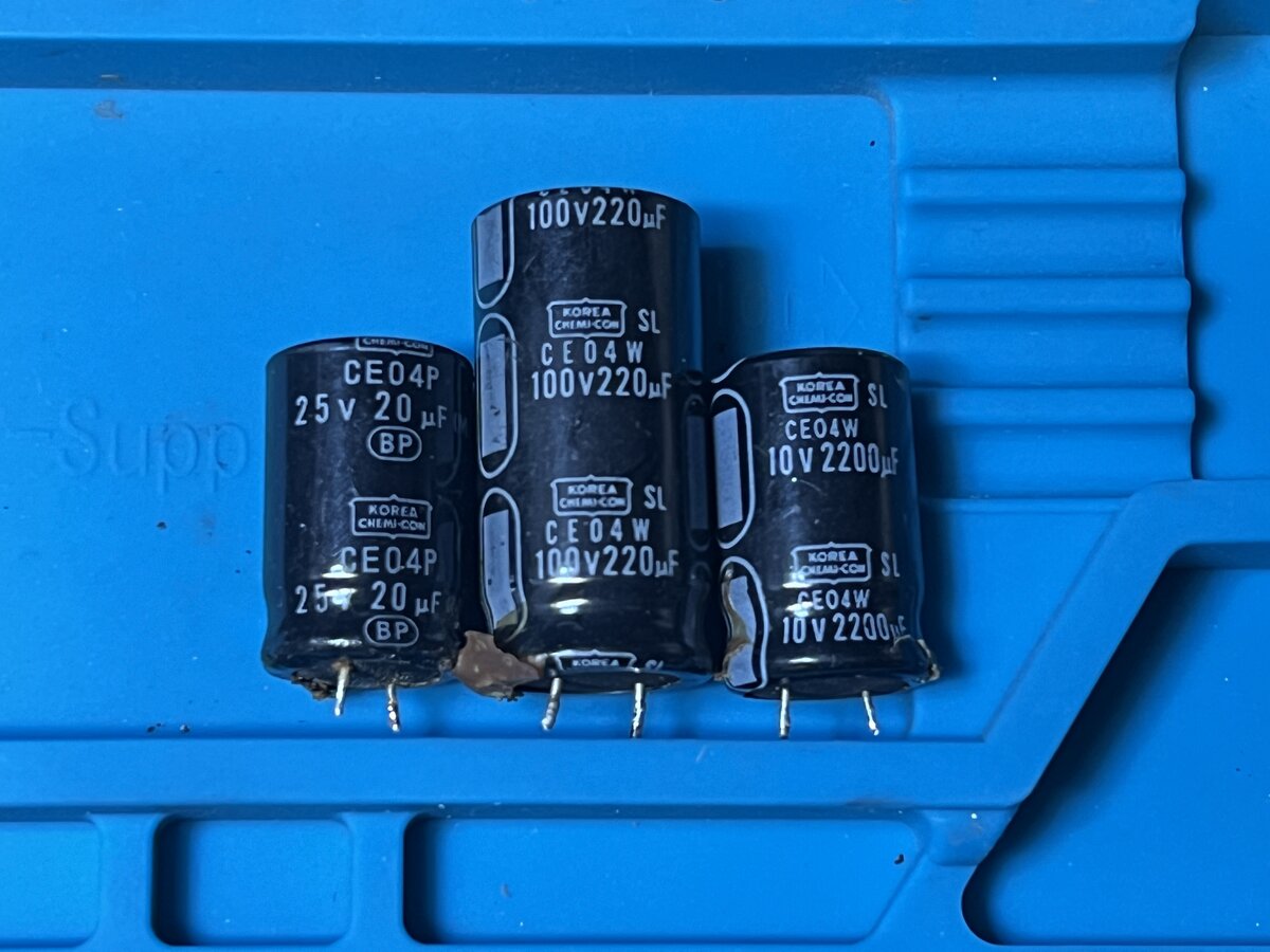 The 3 electrolytic capacitors to replace